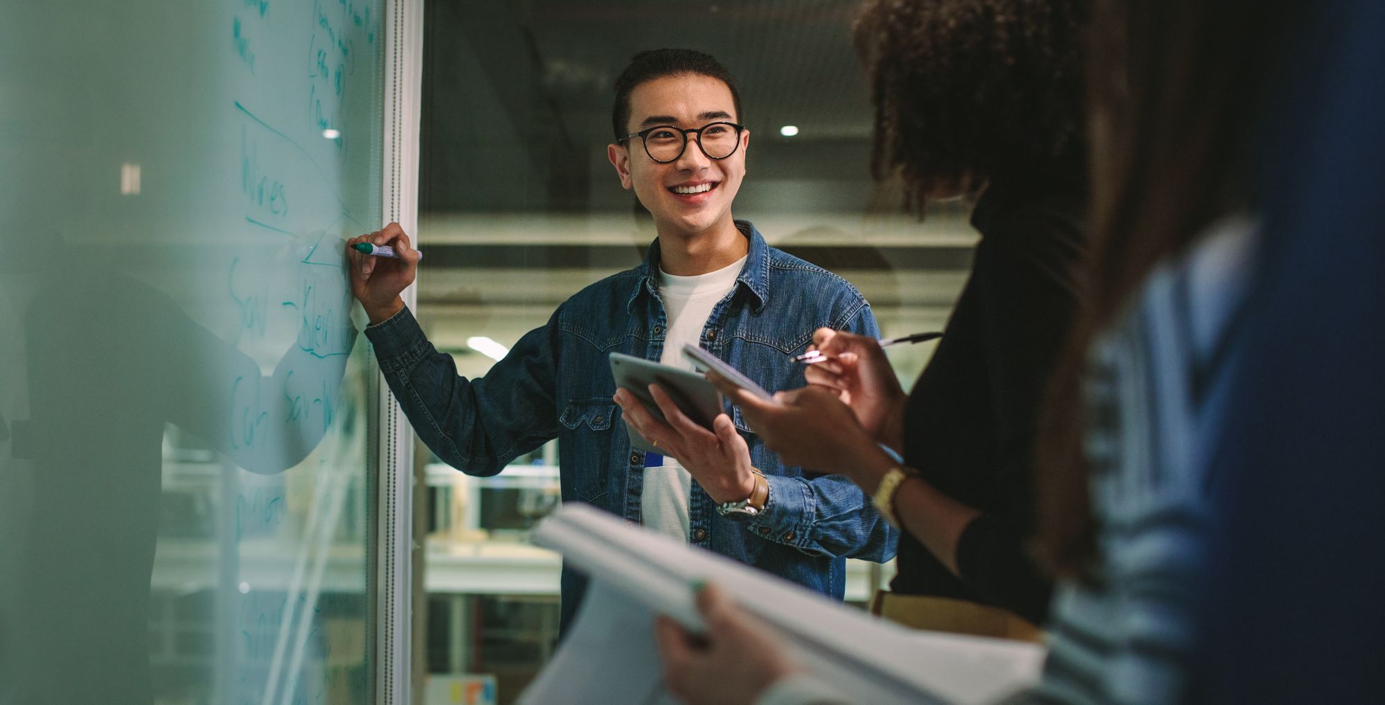 Au travail comme dans leur vie privée, les jeunes de la génération Z s’attendent à une approche personnalisée et sur mesure. Ils ont le souci de la performance. Sur les bancs d’école, ils veulent de bonnes notes. Sur le marché du travail, ils vont rechercher un emploi qui va les motiver et dans lequel ils vont s’accomplir.