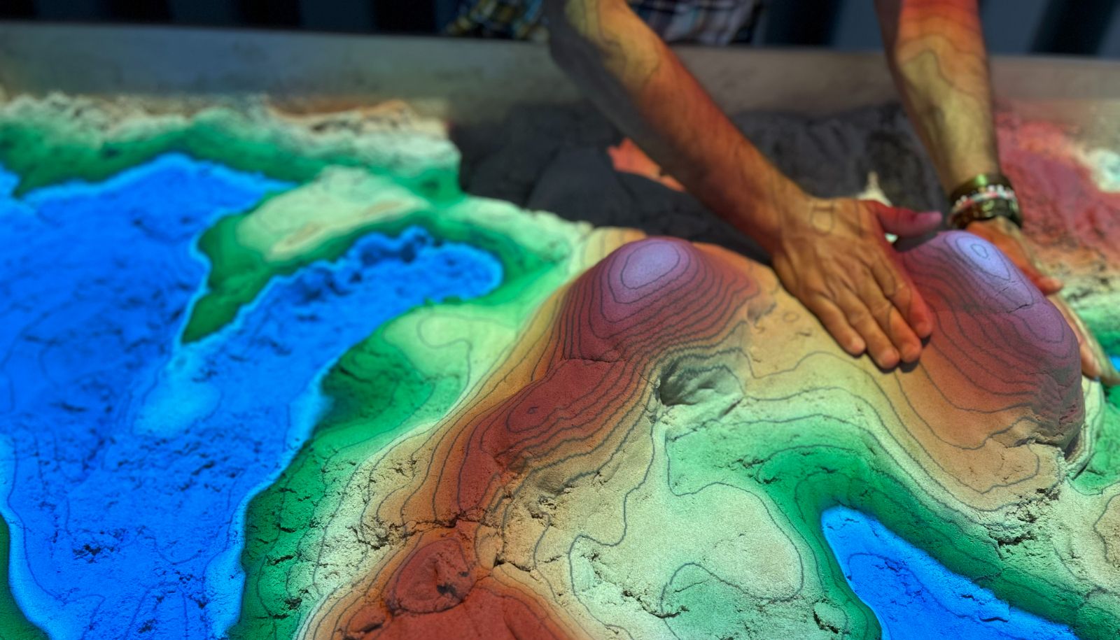 <p>Le bac à sable offre la possibilité de comprendre le territoire, notamment des concepts géographiques, géologiques et hydrologiques.</p>