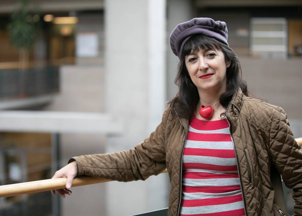 Pour Claudia Funchal, l'art clownesque permet de transmettre des valeurs positives et de briser l'isolement.