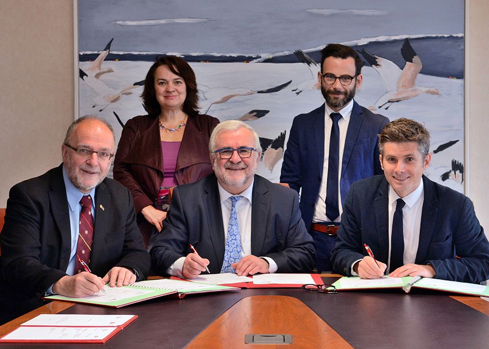 Étaient présents au moment de la signature de l’entente de partenariat le 24 octobre, à l’avant, Gilles Routhier, doyen de la Faculté de théologie et de sciences religieuses, Bernard Garnier, vice-recteur aux études et aux affaires internationales, et Charles Mercier, maître de conférences à l’Université de Bordeaux, et à l’arrière, Nicole Lacasse, vice-rectrice associée aux études et aux activités internationales, et Jean-Philippe Perreault, professeur à la Faculté de théologie et de sciences religieuses