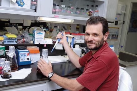 Jacques Côté, titulaire de la Chaire en biologie de la chromatine et en épigénétique moléculaire