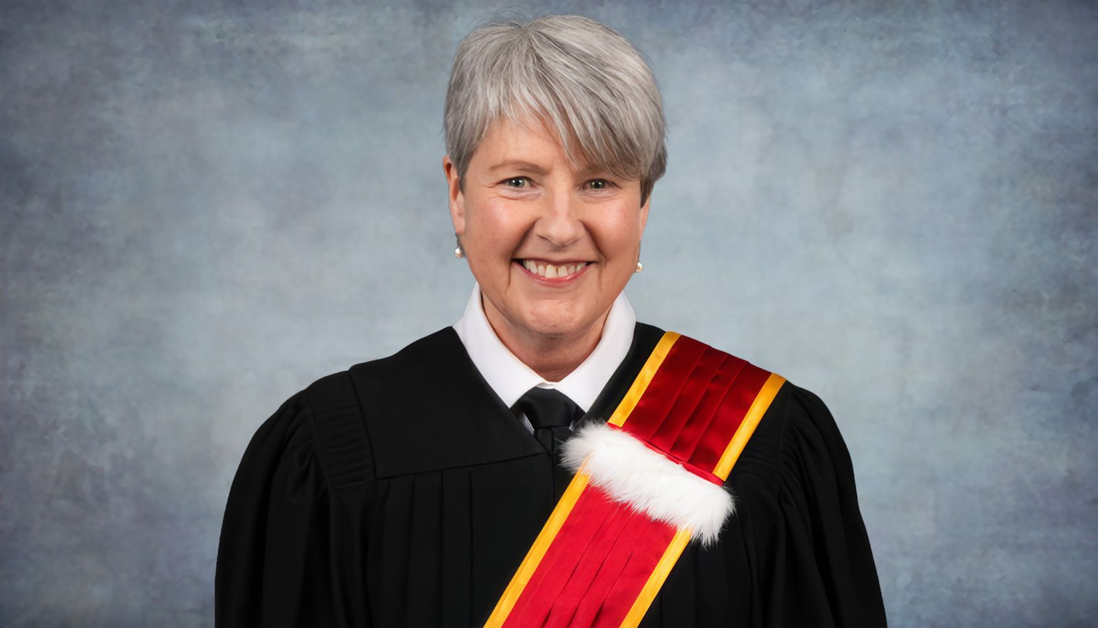 <p>Martine Frenette, coordonnatrice d'activités à la Faculté de médecine, reçoit son diplôme le 17 juin.</p>