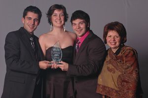 Les gagnants de l'épreuve de commerce international, Vincent Thériault, Alexa Harvey et Nicolas Deschênes, en compagnie de Manon Beaumier, directrice du Département des sciences de la gestion de l'UQTR.