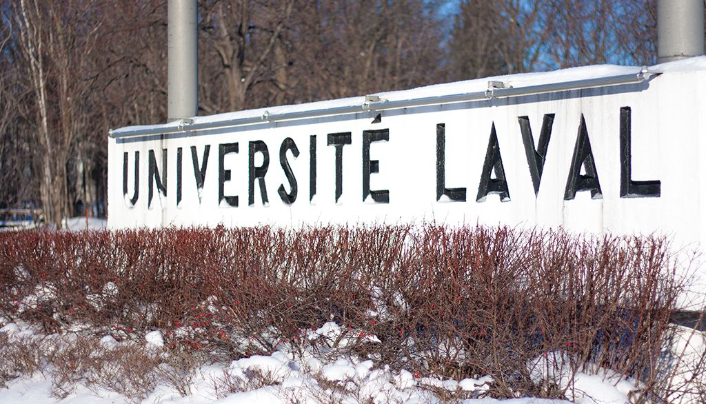 Monument à l'entrée de l'Université Laval sur le boulevard Laurier, à Québec.