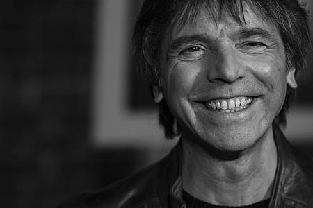 Chargé de cours en chant pop et jazz, Claude Vallières a une longue feuille de route derrière lui. Il a notamment été coach vocal d'artistes, en plus de partager la scène avec de grands noms de la chanson québécoise et de faire partie du groupe a capella La Bande Magnétik.