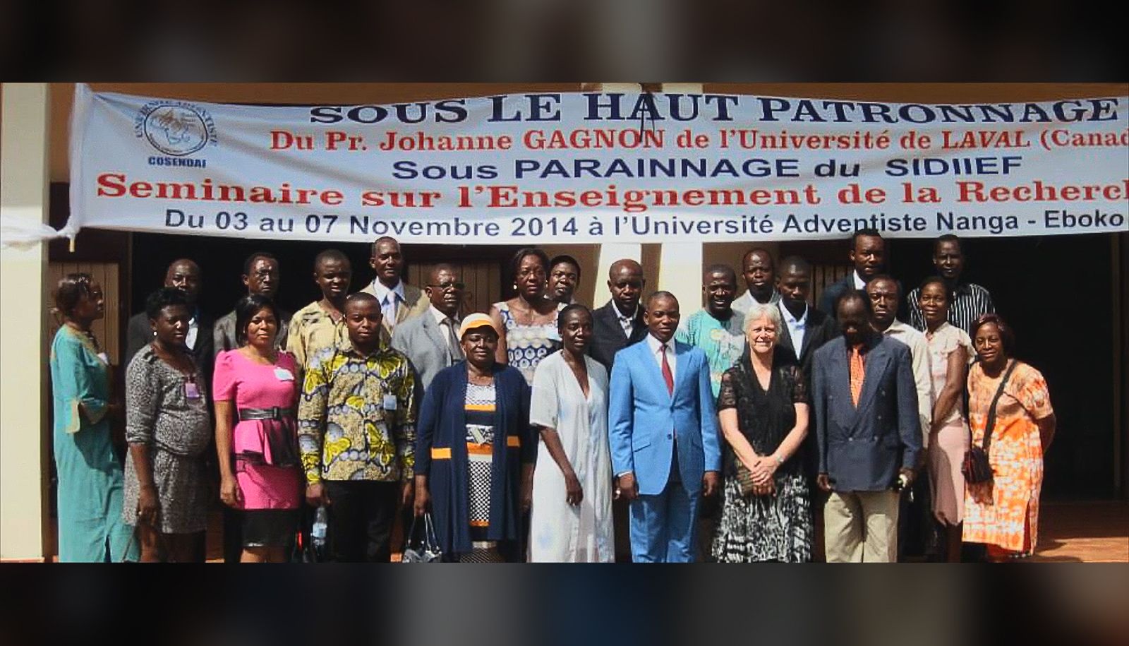 La professeure Gagnon, à l'avant, deuxième à partir de la droite, en compagnie d'enseignantes et enseignants, dans le cadre d'un séminaire sur l'enseignement et la recherche à l'Université adventiste Nanga-Eboko de Cosendai, au Cameroun, en novembre 2014.