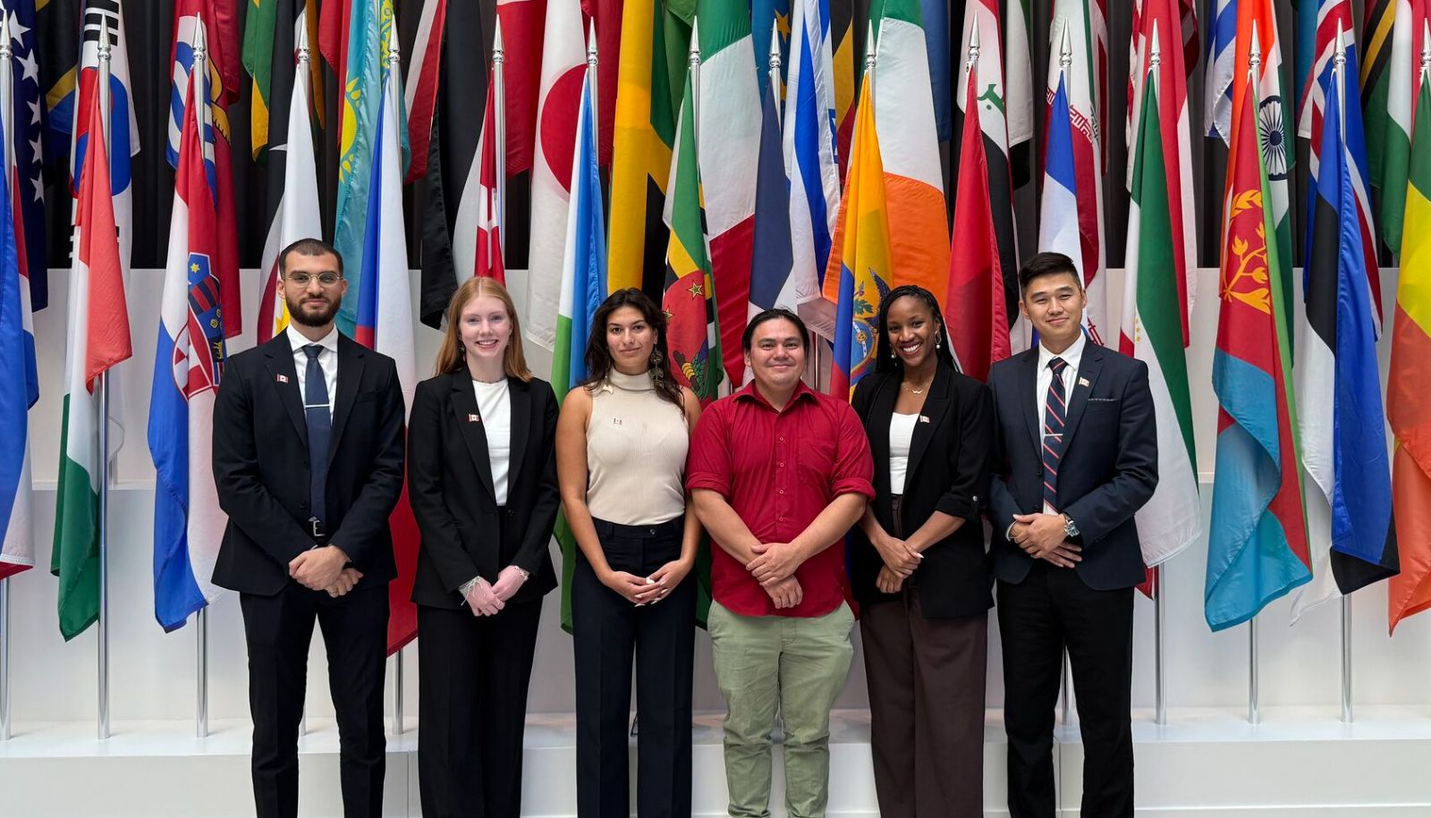 La délégation de Jeunes diplomates Canada au siège social du FMI à Washington. De gauche à droite: Basem Abdelrahman (diplômé de l'Université Western), Charlotte Bernier (Université Laval), Carina Torre (Université McGill), Kevin Good, responsable du programme Energy Peers in Indigenous Communities au Fraser Basin Council, Hawa Mariam Keita (diplômée de l'Université McGill) et Jacky Fung (Université Harvard).