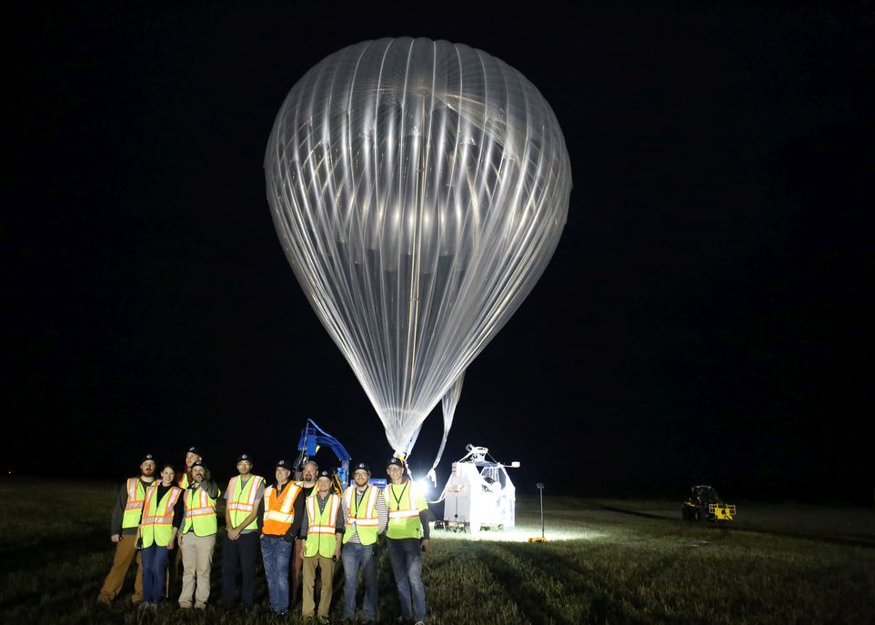 Une partie de l'équipe de HiCIBaS en compagnie de quelques collaborateurs du projet devant le ballon auxiliaire et la nacelle qui ont transporté les instruments scientifiques à 36 km d'altitude. De gauche à droite: Cédric Vallée, Mireille Ouellet, Steven Bos, Guillaume Allain, Chris de Jonge, Simon Thibault, Frans Snik, Olivier Côté, Simon Carrier et David Doelman.