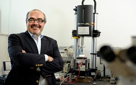 Directeur du Laboratoire de biomatériaux et de bioingénierie, professeur au Département de génie des mines, de la métallurgie et des matériaux et chercheur dans l'axe de médecine régénératrice au CHU de Québec-Université Laval, Diego Mantovani veut améliorer la santé et le bien-être des gens.