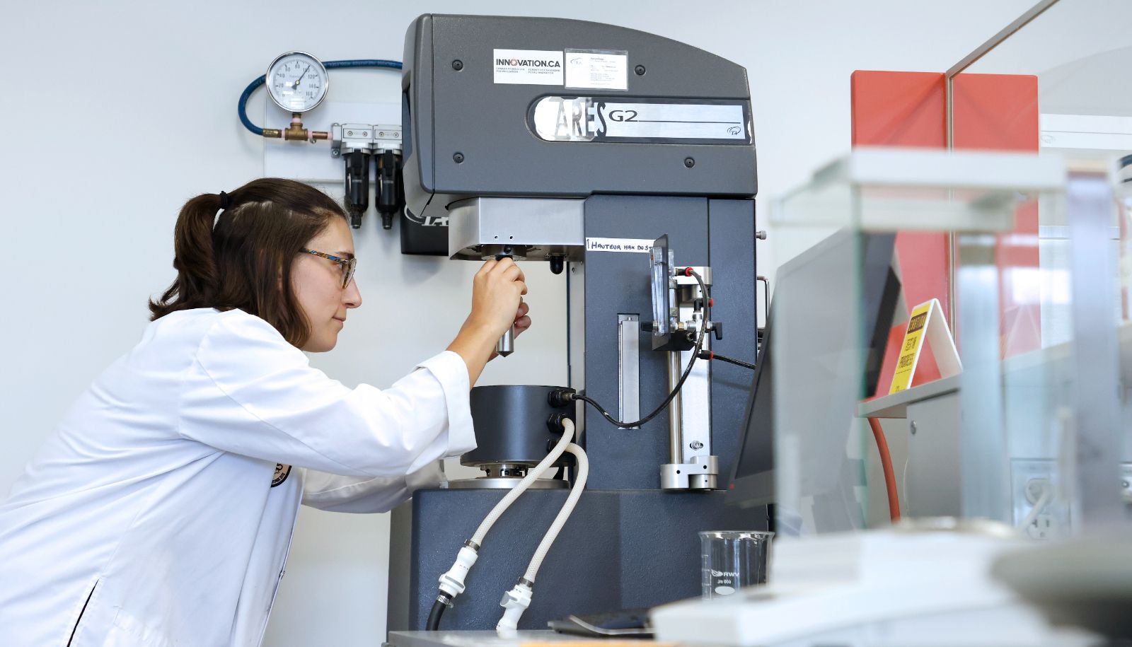 <p>Maude utilise le rhéomètre pour évaluer les propriétés de coagulation du lait et comprendre comment il se gélifie pour former un fromage.</p>