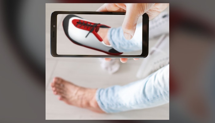 <p>L’entreprise de Nora et Hana Ajakan, de Khalil Ben Fadhel et Mostafa Ouagague fait appel à la réalité augmentée et à l’intelligence artificielle dans le domaine de l’achat de chaussures. À l’aide d’un téléphone intelligent, leur solution permet au consommateur de numériser son pied en 3D avec une précision millimétrique et d’obtenir des informations précises relatives à sa morphologie.</p>