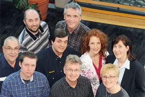 <p>Voici les neuf employés qui ont participé aux vidéos promotionnelles. À l'avant: Anthony Dryburgh, mécanicien de machines fixes 2e classe au Service des immeubles; Guy Gamache, appariteur à la Faculté des sciences sociales; Sylvie Malouin, agente de secrétariat à la Faculté de médecine. Au centre: Rodrigue Gagné, mécanicien en tuyauterie (plomberie-chauffage) au Service des immeubles; Richard Masse, technicien d'ascenseur chef d'équipe au Service des immeubles; Marie-Josée Neault, technicienne en administration à la Faculté des sciences sociales; Julie Samson, agente de secrétariat à la Faculté des sciences infirmières. À l'arrière: Jean-Michel Harvey, technicien en informatique à l'École des arts visuels; Pierre Gauthier, agent de bureau chef d'équipe à la Faculté de médecine.</p>