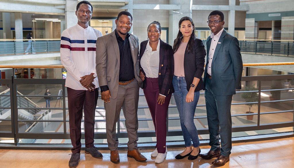 Le comité directeur 2022-2023 de l’AELIES. De gauche à droite: Derrick Thaciano Capko (maîtrise en communication publique), coordination aux affaires institutionnelles; Francko Euloge Ayowa (doctorat en science politique), coordination aux affaires pédagogiques; Lynda Marie Clémence Agbo (doctorat en médecine moléculaire), présidence; Yosr Tammar (doctorat en relations industrielles), coordination à la recherche et Akpelozim Stanislas Lokoun (doctorat en science politique), coordination aux affaires externes.