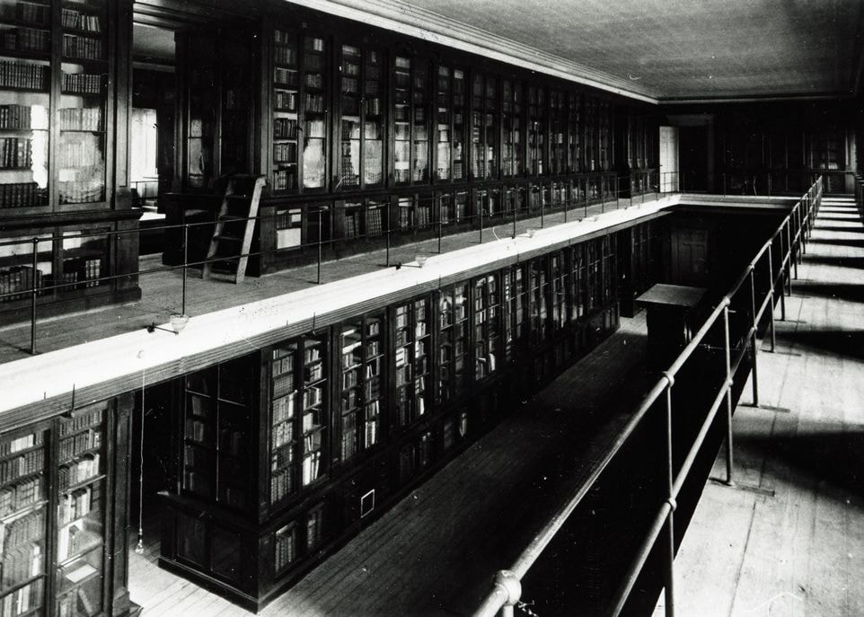 En 1903, la Bibliothèque était située au Pavillon central (qui deviendra le pavillon Camille-Roy). Pour y accéder, les étudiants devaient avoir l'approbation du bibliothécaire et circuler sous sa supervision. Les heures d'ouverture se limitaient à quatre heures par jour.