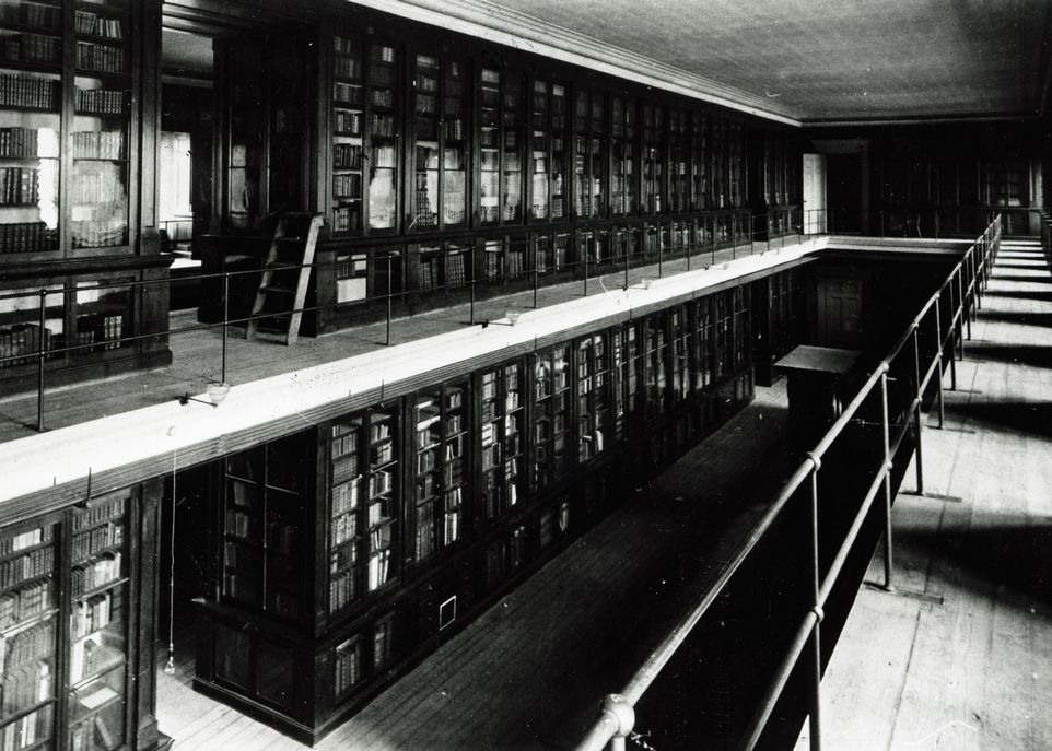 En 1903, la Bibliothèque était située au Pavillon central (qui deviendra le pavillon Camille-Roy). Pour y accéder, les étudiants devaient avoir l'approbation du bibliothécaire et circuler sous sa supervision. Les heures d'ouverture se limitaient à quatre heures par jour.