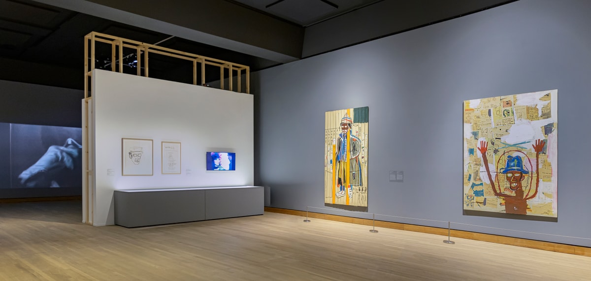 L'oeuvre “Toxic”, de Jean-Michel Basquiat, à droite sur la photo, s'inspire du cartoon américain et dénonce la violence de la société américaine. À l’heure du mouvement Black Lives Matter, l’œuvre de Basquiat est plus pertinente que jamais.