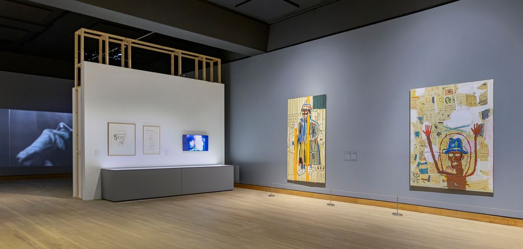L'oeuvre “Toxic”, de Jean-Michel Basquiat, à droite sur la photo, s'inspire du cartoon américain et dénonce la violence de la société américaine. À l’heure du mouvement Black Lives Matter, l’œuvre de Basquiat est plus pertinente que jamais.