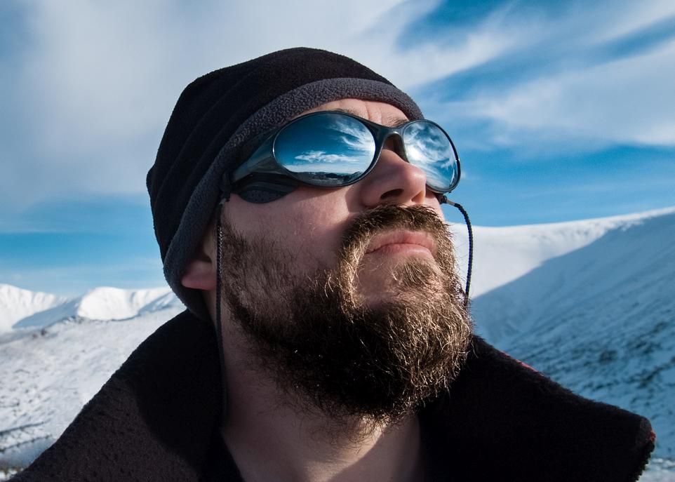 La presque totalité des lunettes vendues au Canada respectent les normes pour les UV, même dans la catégorie des modèles bon marché et même si ces normes sont optionnelles. Le professeur Rochette estime toutefois que le Canada devrait rendre ces normes obligatoires et les resserrer.
