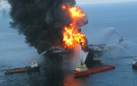 On estime que l'explosion de la plate-forme Deepwater Horizon, en 2010, a produit une marée noire correspondant à 4,9 millions de barils de pétrole. Le désastre a eu des incidences majeures sur l'écosystème et sur l'économie locale.