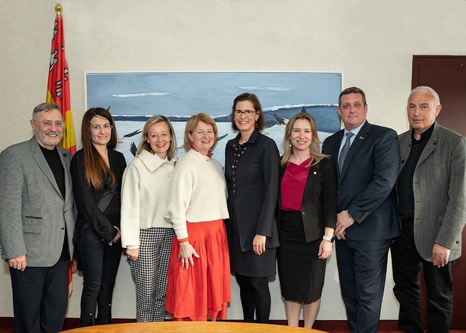 Étaient présents lors de la visite de la délégation de l'University of Tromsø (UiT) (de gauche à droite): Rénald Bergeron, vice-recteur aux affaires externes, internationales et à la santé de l'Université Laval, Margherita Paola Poto, chercheuse postdoctorale au K.G. Jebsen Centre for the Law of the Sea de UiT, Sigrid Ag, directrice du bureau de la coopération internationale de UiT, Anne Husebekk, rectrice de UiT, Sophie D'Amours, rectrice de l'Université Laval, Eugénie Brouillet, vice-rectrice à la recherche, à la création et à l'innovation de l'Université Laval, Martin Fortier, directeur général de Sentinelle Nord et adjoint à la vice-rectrice à la recherche, à la création et à l'innovation, et Paul Wassmann, professeur au Département de biologie marine et arctique de UiT.