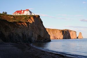 <p>Depuis 2002, la Faculté d'aménagement, d'architecture et des arts visuels occupe la Villa James, à titre de locataire, afin d'y tenir son École internationale d'été de Percé. Elle propose des formations intensives de type ateliers et classes de maître dans les domaines des arts visuels, du design, de l'aménagement du territoire, du développement régional et de la philosophie. Les cours ont lieu de la mi-mai au début septembre de chaque année.</p>