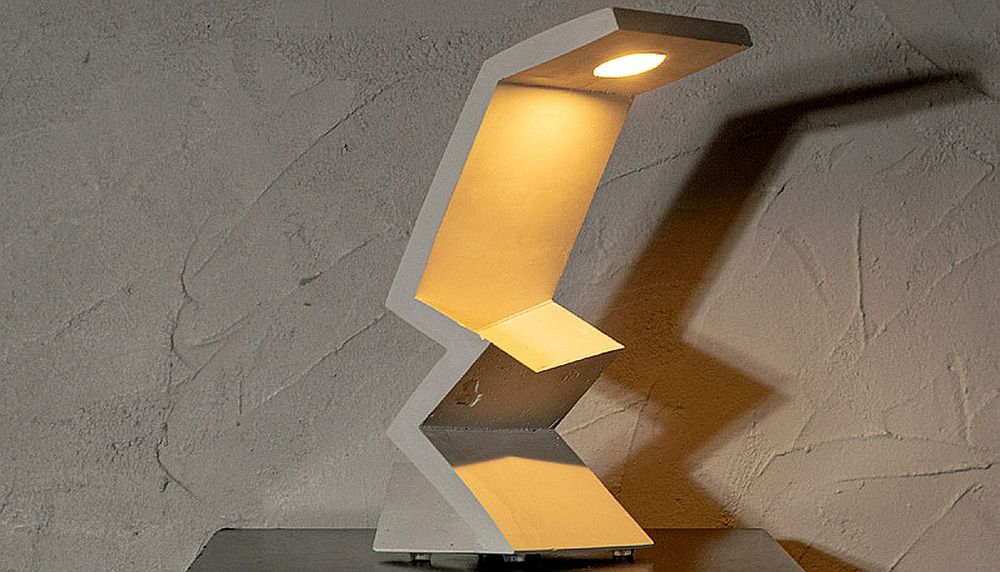 Origipusu (qui signifie, en japonais, «pliage de plâtre»), une lampe de bureau artisanale d’Olivier Chartier