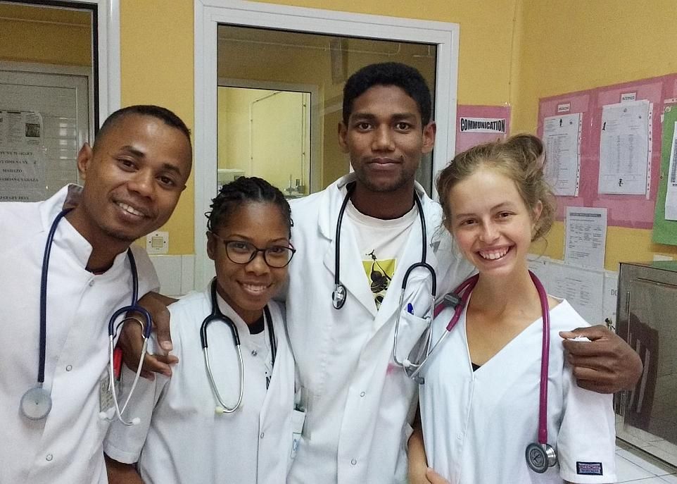 L'étudiante en médecine Pascale Hunter Poelman en compagnie de ses collègues, internes en pédiatrie, à l'hôpital Tsaralalana durant son séjour de trois mois à Madagascar à l'automne 2016.