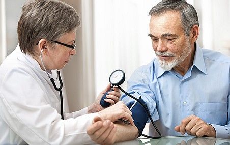 Le simple fait que le patient parle ou qu'on lui parle, qu'il ait les jambes croisées, que son dos ne soit pas appuyé ou que la taille du brassard soit trop petite pour son bras suffit à influencer les lectures de pression.