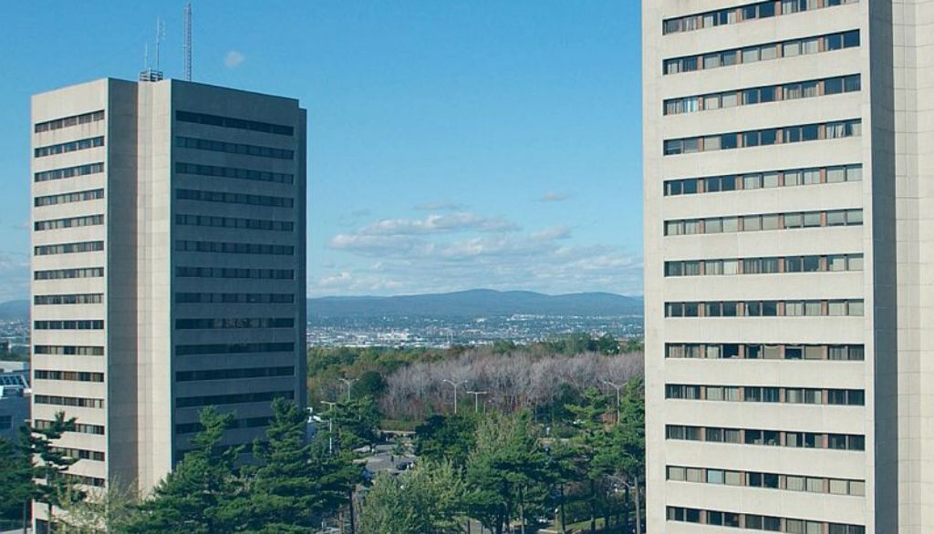 Les deux tours distinctives du campus de l’Université Laval, le pavillon des Sciences de l’éducation à gauche et le pavillon Félix-Antoine-Savard à droite. À compter du 1er septembre, et jusqu’au 30 avril 2021, l’Université fonctionnera avec un nouveau budget, qui remplacera un budget de dépenses temporaire élaboré en réaction à la pandémie de COVID-19.