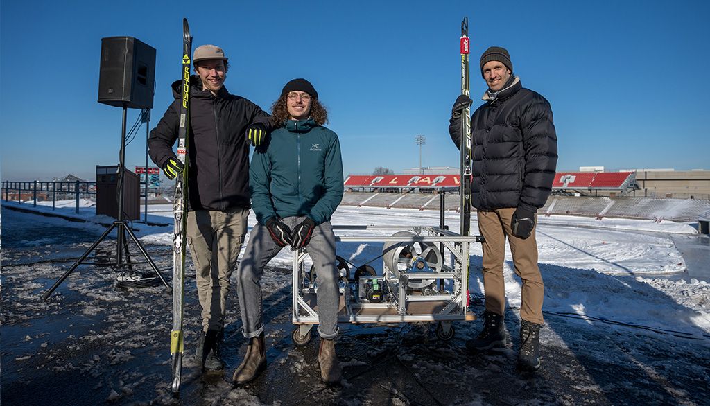 <p>Le second projet de recherche présenté lors de la conférence de presse consiste à concevoir une machine de traction qui mesure le coefficient de friction entre un ski de fond et la neige dans le but d’améliorer le fartage des skis. Ici, une partie de l’équipe de recherche pose avec le dispositif.</p>