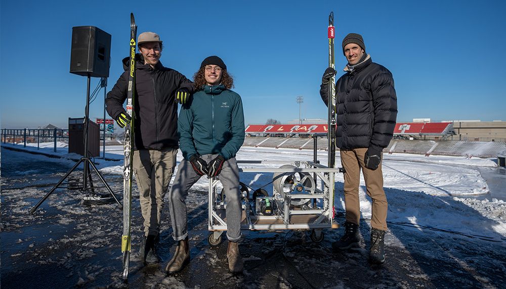 <p>Le second
projet de recherche présenté lors de la conférence de presse consiste à
concevoir une machine de traction qui mesure le coefficient de friction entre
un ski de fond et la neige dans le but d’améliorer le fartage des skis. Ici,
une partie de l’équipe de recherche pose avec le dispositif.</p>