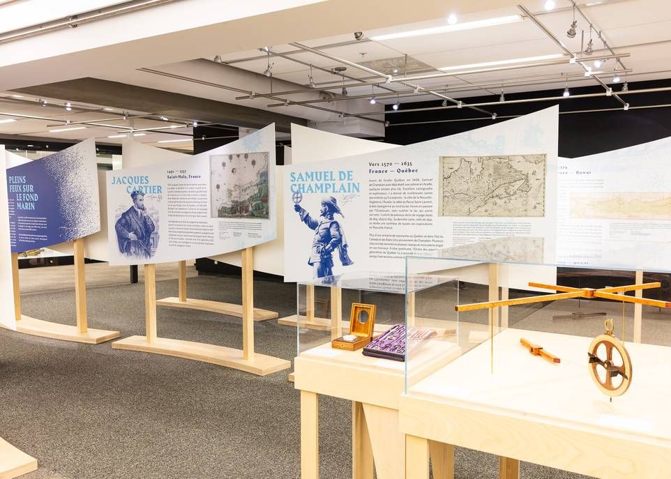 <p>L’exposition présente une dizaine de grands cartographes du passé, dont Samuel de Champlain. La carte qui illustre le texte consacré au grand explorateur a été réalisée en 1632. Elle montre la Nouvelle-France de l’époque. Champlain a notamment cartographié la vallée du fleuve Saint-Laurent et la côte de la Nouvelle-Angleterre.</p>