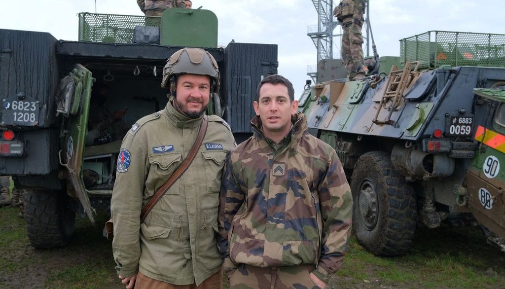 <p>Jordan Proust, à gauche, en compagnie d’un officier de l’armée française en Roumanie.</p>