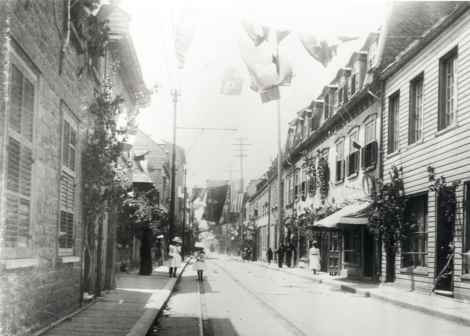 <p>Rue des Fossés (l'actuel boulevard Charest) vers 1900 </p>