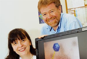 Denise Tremblay et Sylvain Moineau, du Département de biochimie et de microbiologie: «Nous comprenons mieux la structure et le fonctionnement de la clé utilisée par les phages».