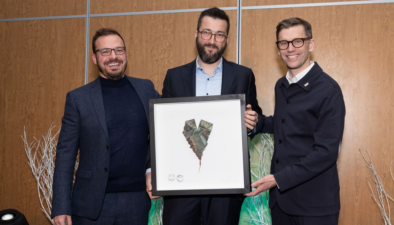 Les professeurs Antoine Allard (au centre) et Laurent Hébert-Dufresne (à gauche) reçoivent leur prix des mains du maire de Québec Bruno Marchand.