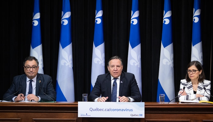 Le directeur national de la santé publique Horacio Arruda, le premier ministre du Québec François Legault et la ministre de la Santé Danielle McCann.
