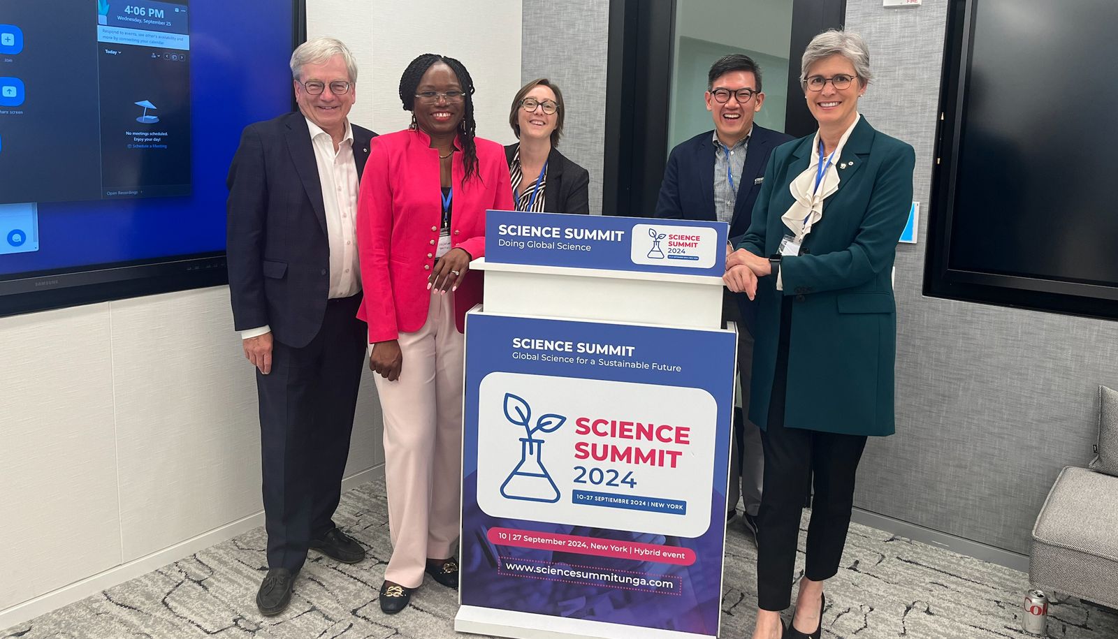 En marge du panel présenté dans le cadre du Sommet scientifique. De gauche à droite: Rémi Quirion, scientifique en chef du Québec, Justine Germo Nzweundji-Khumbah, chercheuse à l’Institut de recherche médicale et d’étude des plantes médicinales du Cameroun, Julie Dirwimmer, conseillère principale – relations sciences et société au Bureau du scientifique en chef du Québec, Anthony Vanky, professeur adjoint à l’Université Columbia, et la rectrice Sophie D’Amours.