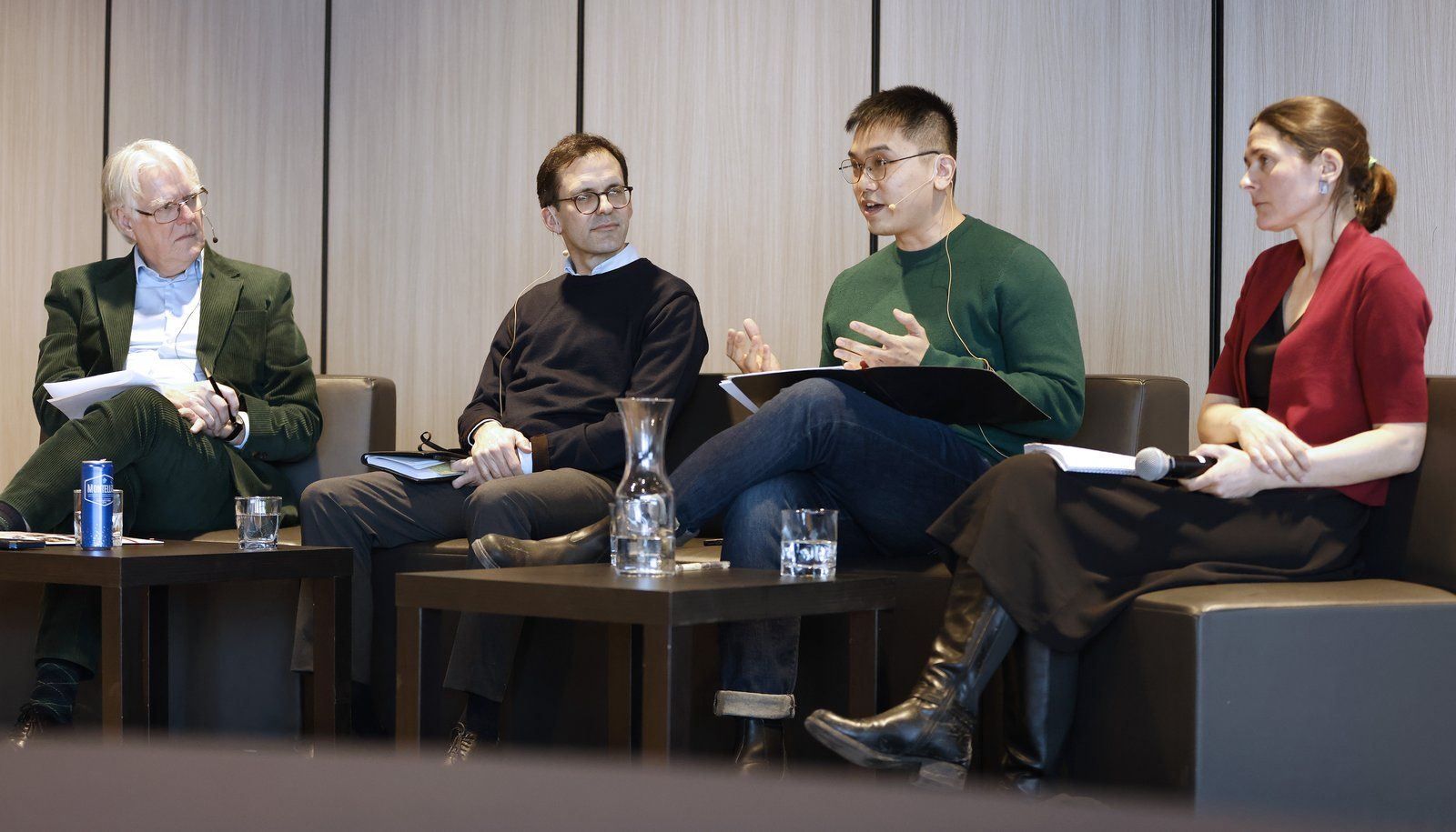 Le modérateur Pierre Guimond en compagnie des panélistes Damian Raess, Hang Zhou et Adèle Garnier