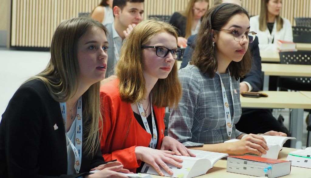 <p>Des étudiantes participant à l’un des quiz des Enjeux du droit.</p>