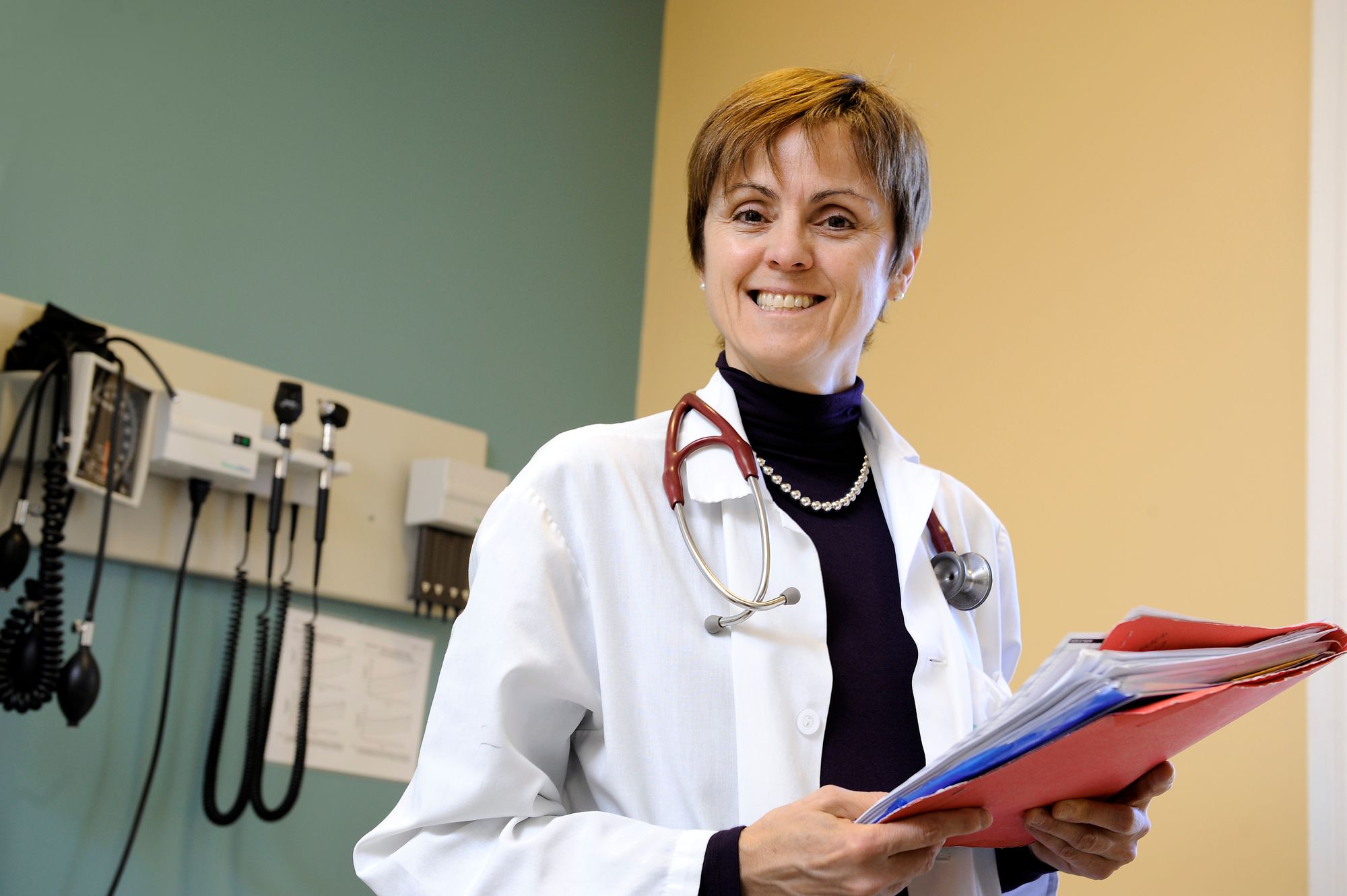 <p>France Légaré est professeure au Département de médecine familiale et de médecine d’urgence et titulaire de la Chaire de recherche du Canada sur la décision partagée et l’application des connaissances.</p>