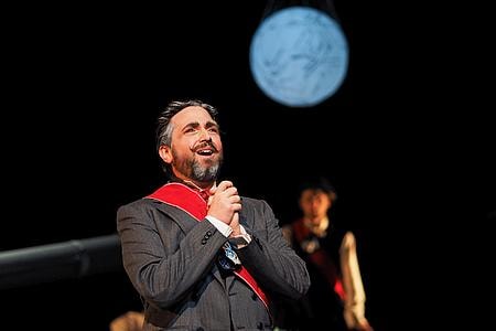 Hugo Laporte en pleine prestation dans l'opéra Il mondo della luna de Haydn, présenté par l'Orchestre symphonique de la Faculté de musique de l'Université Laval, en mars 2015.