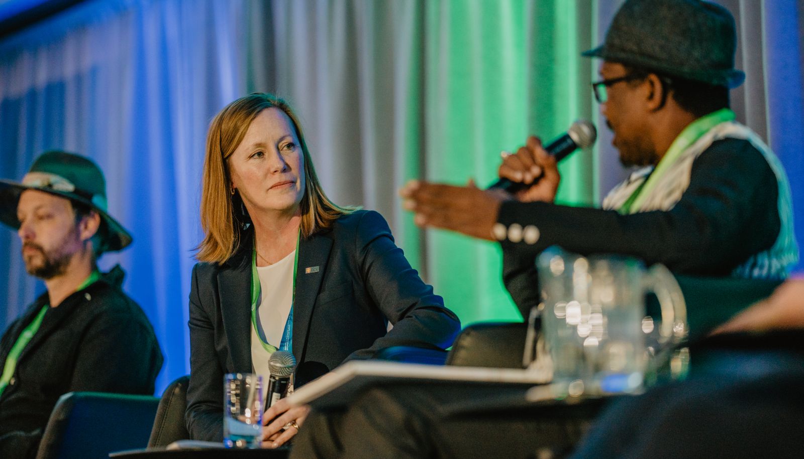 La professeure à la Faculté de droit de l’Université Laval et coprésidente du colloque, Geneviève Parent, lors du Colloque international « Agriculture, biodiversité et sécurité alimentaire : des engagements aux actions ». À droite, Ibrahima Coulibaly, de l'Organisation panafricaine des agriculteurs et co-président du colloque, et à gauche, Jean-Martin Fortier, de l'Institut jardinier-maraîcher.