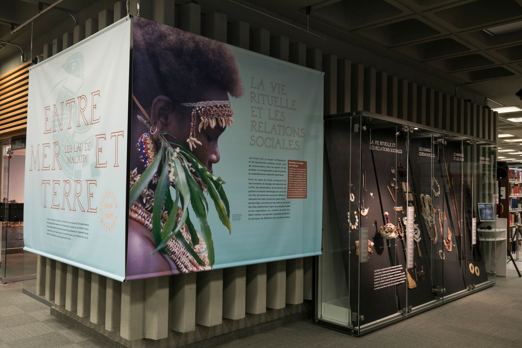 <p>À l’extérieur de la salle d'exposition, un mur entier est consacré à d’autres objets rapportés par Pierre Maranda de son terrain anthropologique en Océanie. </p>