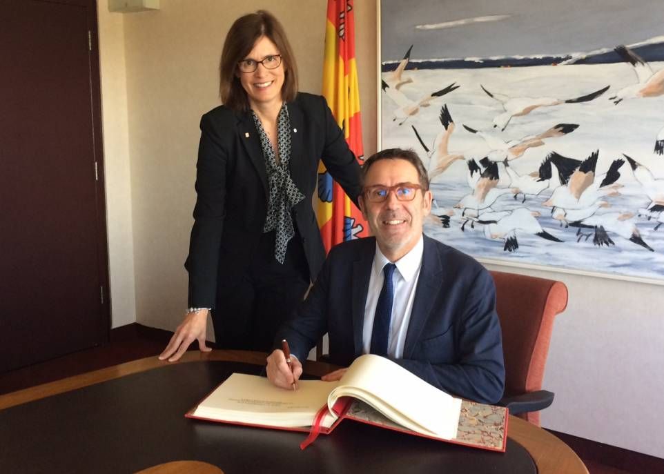 Le président de l'Université de Nantes, Olivier Laboux, signe le livre d'or de l'Université Laval. Il est accompagné de la rectrice Sophie D'Amours.