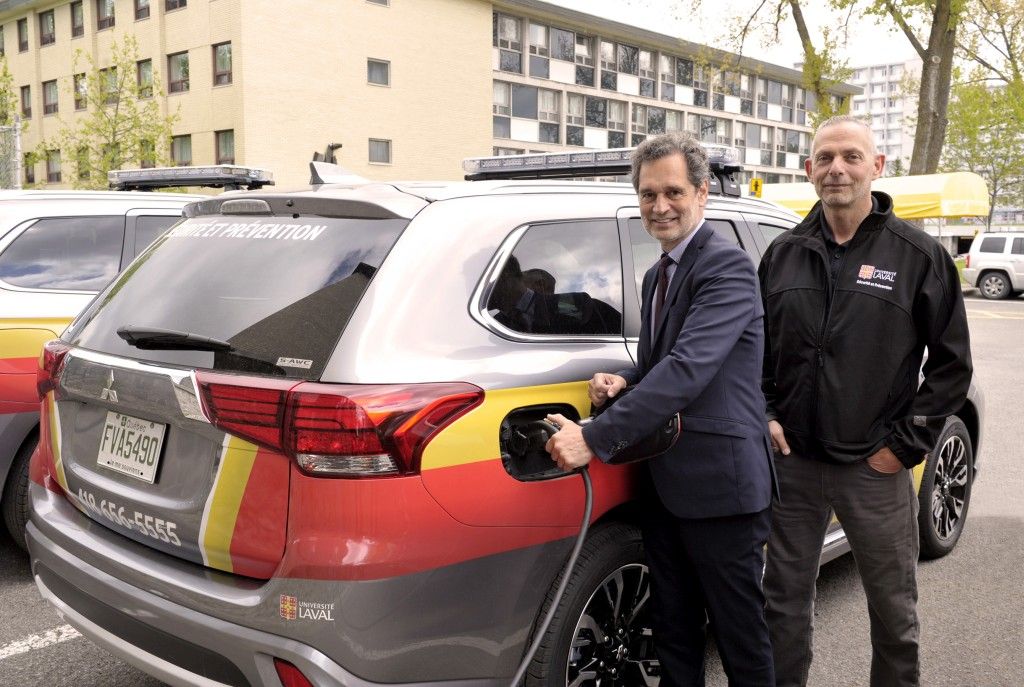 <p>Le matin du 5 juin, le vice-recteur à l'administration André Darveau, à gauche, a pris la pose aux côtés d'une des nouvelles voitures de patrouille hybrides rechargeables en compagnie du directeur du SSP, Ludovic Roussel. </p>