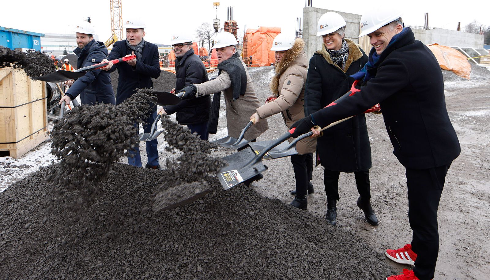 <p>Première pelletée de terre officielle du projet de complexe scientifique de l’INQ sur le campus de l’Université Laval. De gauche à droite: Joël Lightbound, député libéral de la circonscription de Louis-Hébert, Jean-Yves Duclos<i>, </i>ministre des Services publics et de l’Approvisionnement du Canada, député de la circonscription de Québec, Jean-Éric Tremblay, directeur de l’Institut nordique du Québec et professeur au Département de biologie de l’Université Laval, Jonatan Julien, ministre responsable des Infrastructures du Québec et ministre responsable de la région de la Capitale-Nationale, député de la circonscription de Charlesbourg, Maïté Blanchette Vézina, ministre des Ressources naturelles et des Forêts du Québec, députée de la circonscription de Rimouski, Sophie D’Amours, rectrice de l’Université Laval, et Bruno Marchand, maire de Québec.</p>