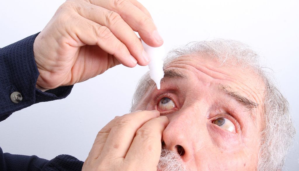 <p>La professeure Élodie Boisselier tente de rendre les traitements des maladies oculaires plus efficaces en utilisant des nanoparticules d'or comme vecteurs pour livrer les médicaments dans l'œil.</p>