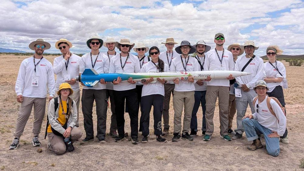 Seize des membres du GAUL ont participé en juin à la compétition Spaceport America Cup dans le désert du Nouveau-Mexique. Cinq d’entre eux tiennent fièrement la fusée Mérope dans leurs bras.