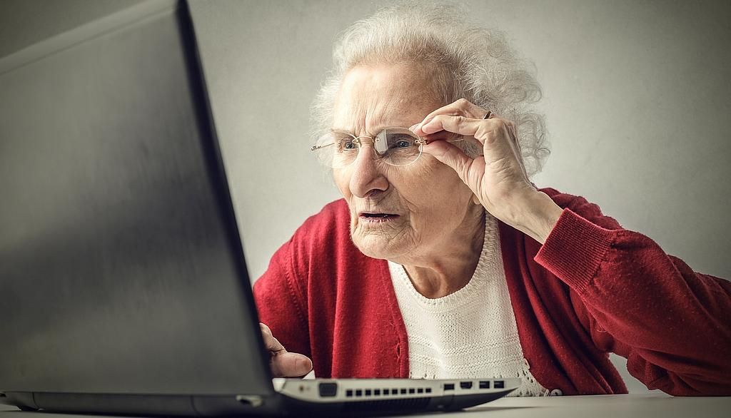 <p>Le manque d'habiletés numériques des personnes âgées n'est pas une fatalité, souligne Matthieu Guitton. Les familles peuvent fournir une tablette à un proche et lui apprendre à faire des appels vidéo en quelques minutes.</p>
